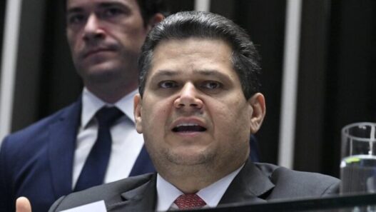 Alcolumbre defende pacificação nacional e articula indulto a Bolsonaro