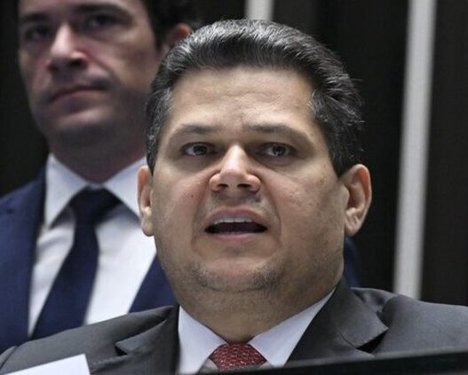 Alcolumbre defende pacificação nacional e articula indulto a Bolsonaro