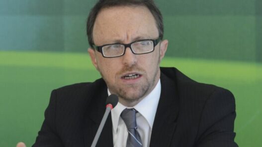Avanço da PEC que põe fim à escala 6x1 pegou Flávio Bolsonaro de surpresa, aponta Thomas Traumann