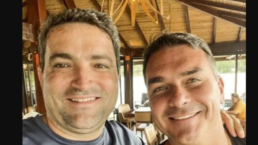 Bet de advogado investigado por fraude do INSS pagou voos de Flávio Bolsonaro na Europa