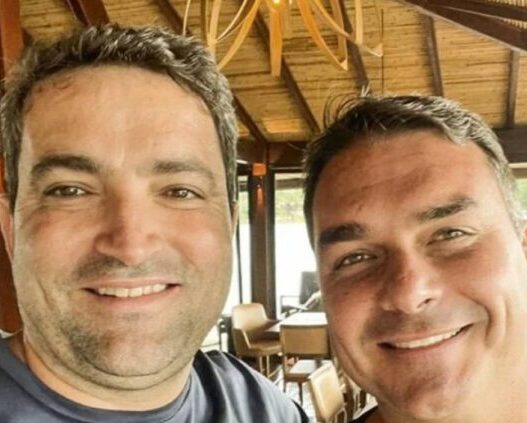 Bet de advogado investigado por fraude do INSS pagou voos de Flávio Bolsonaro na Europa