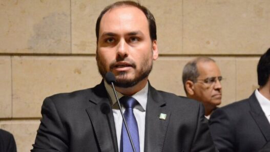 Carlos visita Jair Bolsonaro e diz ter pedido desculpas pelos erros dos filhos