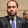 Carlos visita Jair Bolsonaro e diz ter pedido desculpas pelos erros dos filhos