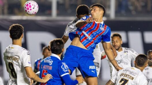 Em jogo de muita chuva, Bahia não aproveita expulsão de Neymar e cede empate ao Santos