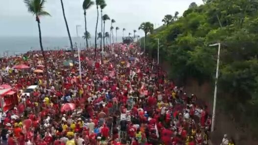 Multidão em ato pró-Lula se estende da Barra até o fim de Ondina, em Salvador