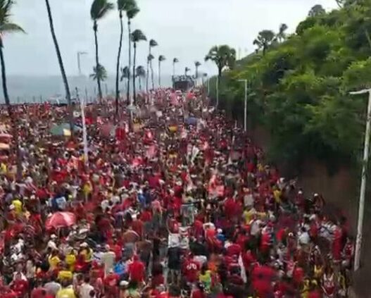 Multidão em ato pró-Lula se estende da Barra até o fim de Ondina, em Salvador