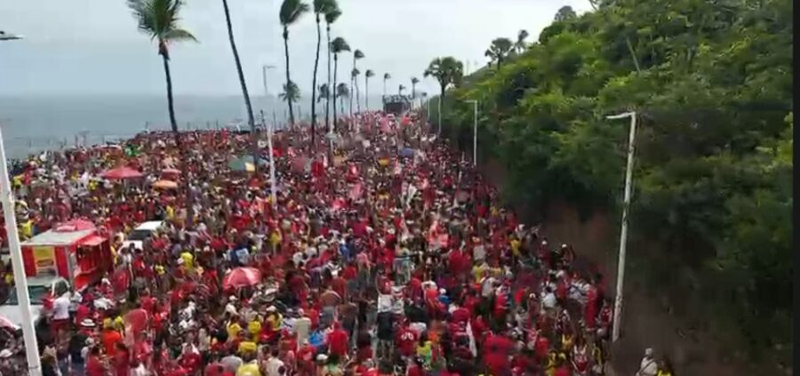 Multidão em ato pró-Lula se estende da Barra até o fim de Ondina, em Salvador