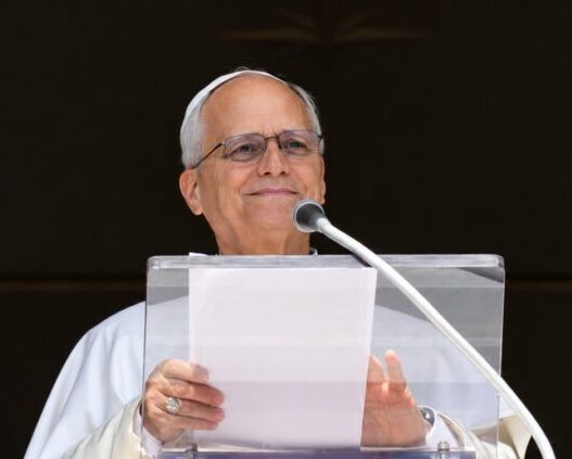 Papa Leão XIV é diagnosticado com câncer e tem parte do pulmão removido