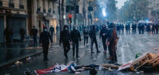 Senado francês aprova lei que responsabiliza manifestantes por atos de vandalismo