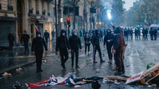 Senado francês aprova lei que responsabiliza manifestantes por atos de vandalismo