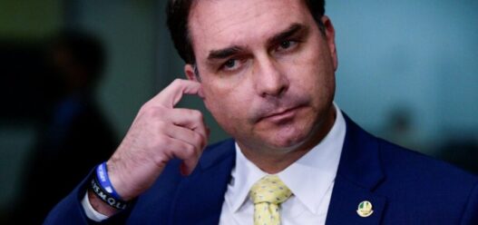 TSE rebate Flávio Bolsonaro e nega retirada de fiscais do PL durante apuração