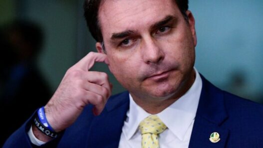TSE rebate Flávio Bolsonaro e nega retirada de fiscais do PL durante apuração