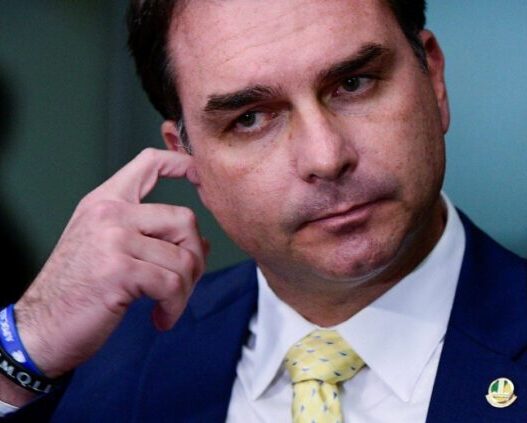 TSE rebate Flávio Bolsonaro e nega retirada de fiscais do PL durante apuração