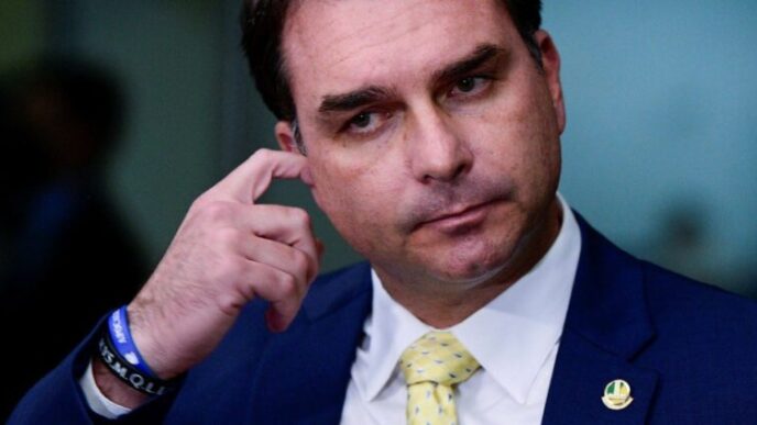 TSE rebate Flávio Bolsonaro e nega retirada de fiscais do PL durante apuração