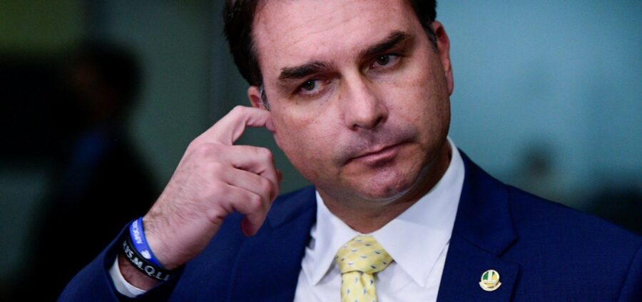 TSE rebate Flávio Bolsonaro e nega retirada de fiscais do PL durante apuração